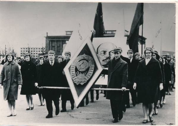 Maiparaad. Kolonnipeas plakatitel NSV Liidu vapp ja Lenini pilt. Tartu, 1964. Foto K. Raud.