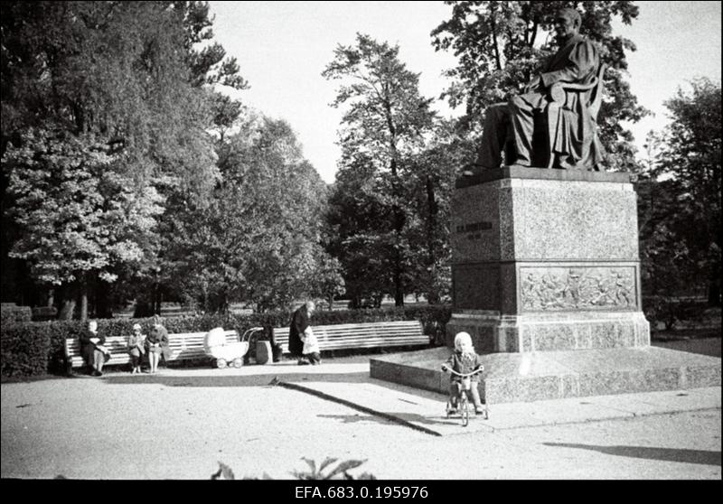Kirjanik Friedrich Reinhold Kreutzwaldi mälestussammas Kadriorus.