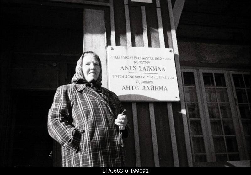 Maalikunstnik Ants Laikmaa majamuuseumi hoidja muuseumi uksel Taeblas.