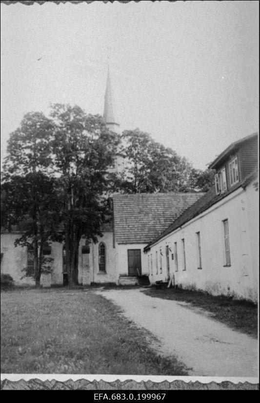 Palamuse Bartholomeuse kirik ja endine leerimaja.