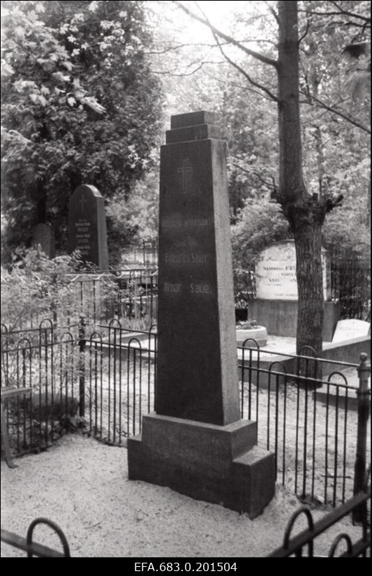 Haridustegelase ajaloolase Friedrich Saueri hauasammas Rahumäe kalmistul.