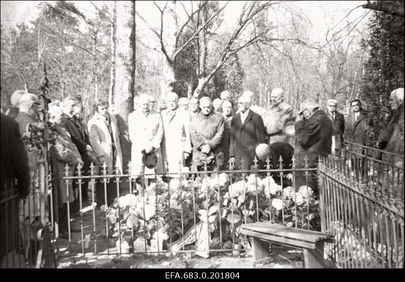 Filoloogi ja kodu-uurija Eduard Roosi matus Rahumäe kalmistul.