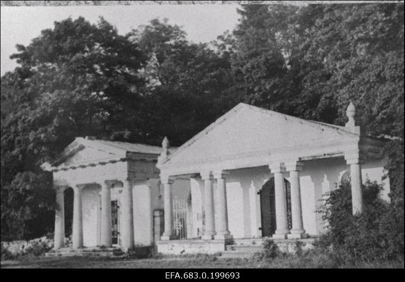 Kabelid Kuressaare Kudjape kalmistul.