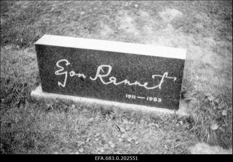 Kirjanik Egon Ranneti hauakivi.