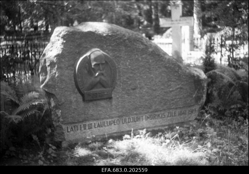 Läti laulupidude korraldaja Indrikis Zile hauatähis Raadi kalmistul.