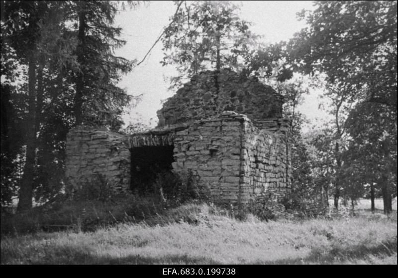 Kukruse mõisa endiste omanike Tollide perekonna kabeli varemed Kukrusel Kabelimäel.