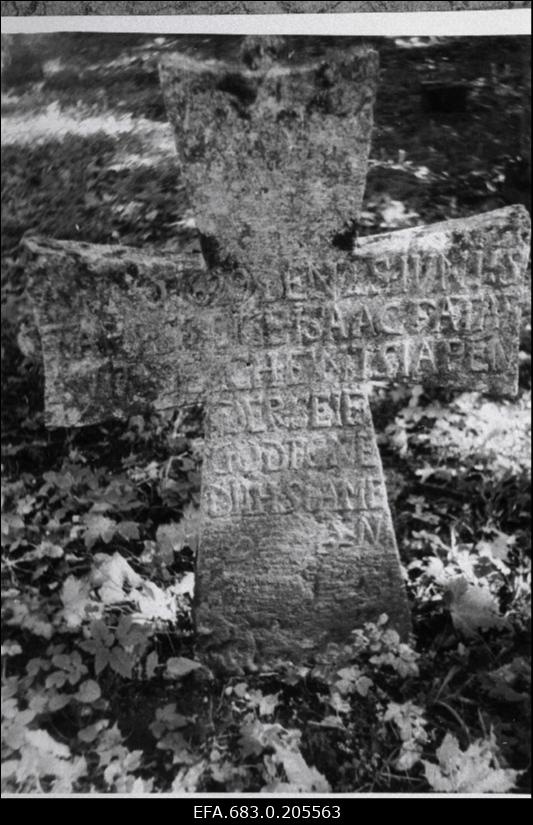 Kivirist Viru-Nigula kirikuaias.