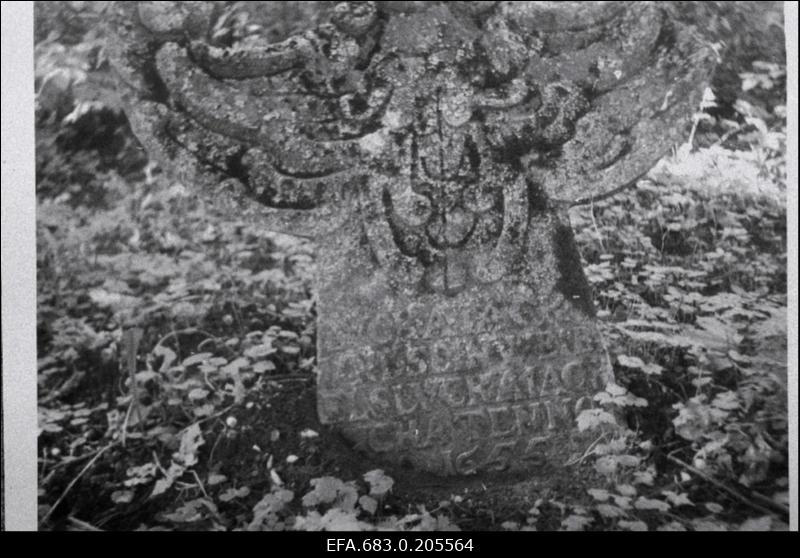 Kivirist Viru-Nigula kirikuaias.