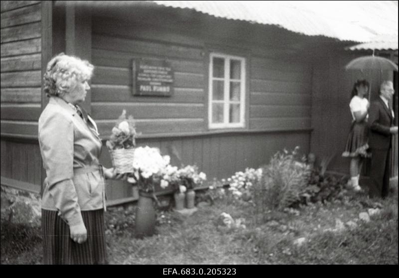Kodu-uurija Eva Maaring kirjanik Paul Rummo 75. sünniaastapäeva tähistamisel Kehtnas kirjaniku sünnimaja juures.