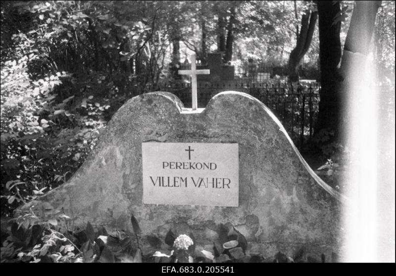 Villem Vaheri perekonna hauakivi Siselinna Vana-Kaarli kalmistul.