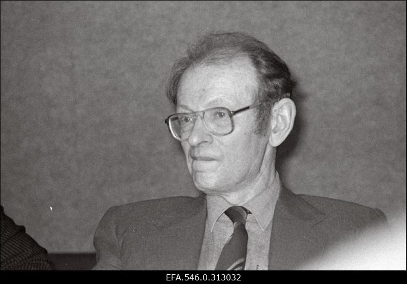 Ajalehe "Rahva Hääl" vestlusringist osavõtja.