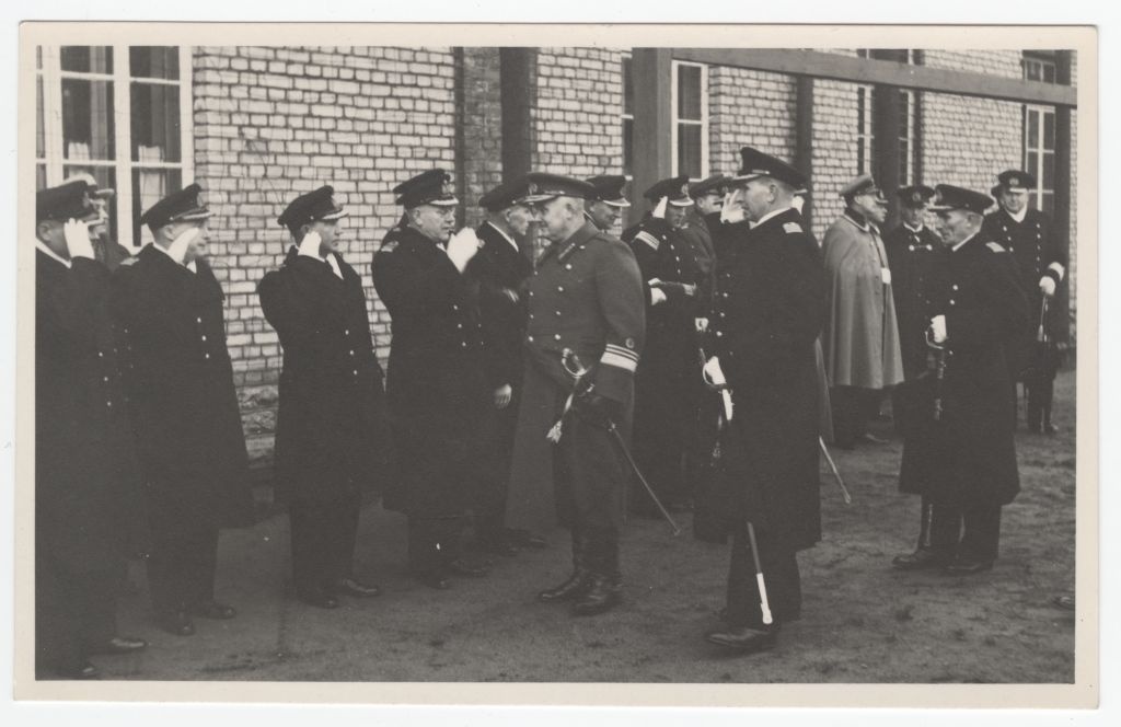 Kaitseväe juhataja Johan Laidoner mereväe 20. aastapäeval mereväelasi külastamas.