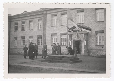 Kindralleitnant Laidoner koos ohvitseridega Mereväe Ekipaaži kasarmu ees  duplicate photo