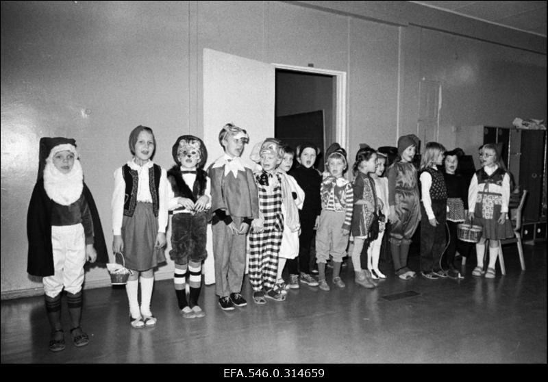 [Tallinna 43.Keskkooli näärikarneval.]