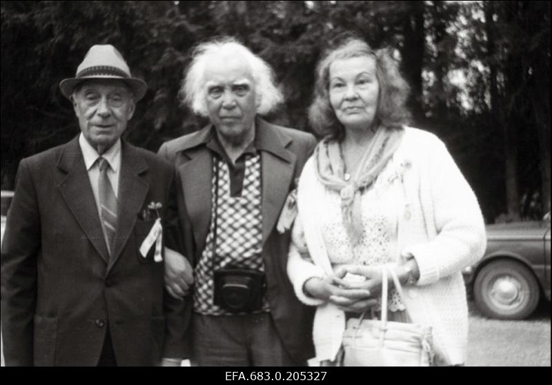 Heliloojad Eugen Kapp ja Gustav Ernesaks abikaasaga kirjanik Paul Rummo 75. sünniaastapäeval kirjaniku sünnimaja juures Kehtnas.