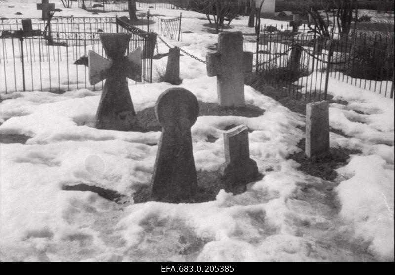 Kiviristid Pirita kloostri juures kalmistul.