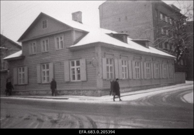 Endine Kentmanni koolimaja H. Pöögelmanni ja Sakala tänava nurgal.  similar photo