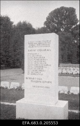 Mälestusmärk 21.07.1941. a hukkunud allveelaeva M-81 meeskonnaliikmete vennashaual.