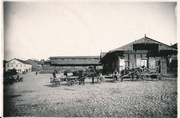 Nn väike kaubahoov, juudipoed; taga vasakul võõrastemaja "Narva". Tartu, u 1914.