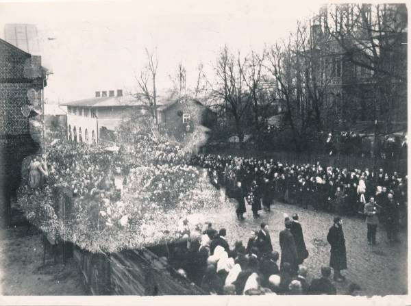 Revolutsiooniohvrite matused. Matuserongkäik Peterburi tänaval, taga paremal saksa näituseväljaku sissepääsupaviljon. Tartu, 1905.