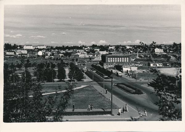 Vaade Vanemuise teatri juurest jõe suunas: endine Uueturu t, taga linnaliinide bussijaam ja turuhoone. Tartu, 1960-1965.