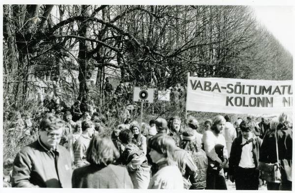 Muinsuskaitsepäevad: miiting Raadi pargis. Taga loosung: Vaba-Sõltumatu Kolonn Nr 1. Tartu,17.04.1988.