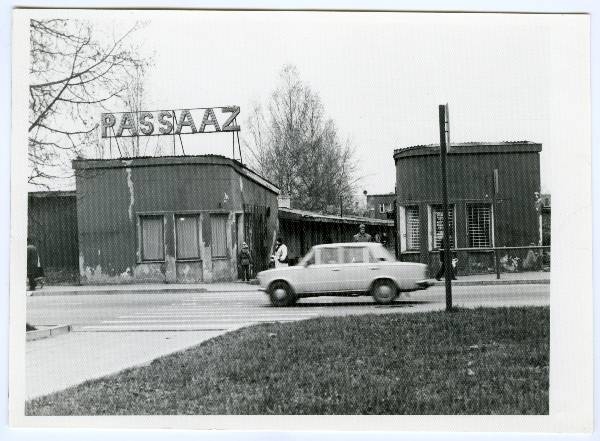 Kaupluse "Passaaž" (proj. A. Matteus, 1938) peasissekäik. Tartu, 1990.