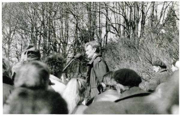 Muinsuskaitsepäevad: miiting Raadi pargis. Kõneleb Tarmo Kulmar. Tartu, 17.04.1988.