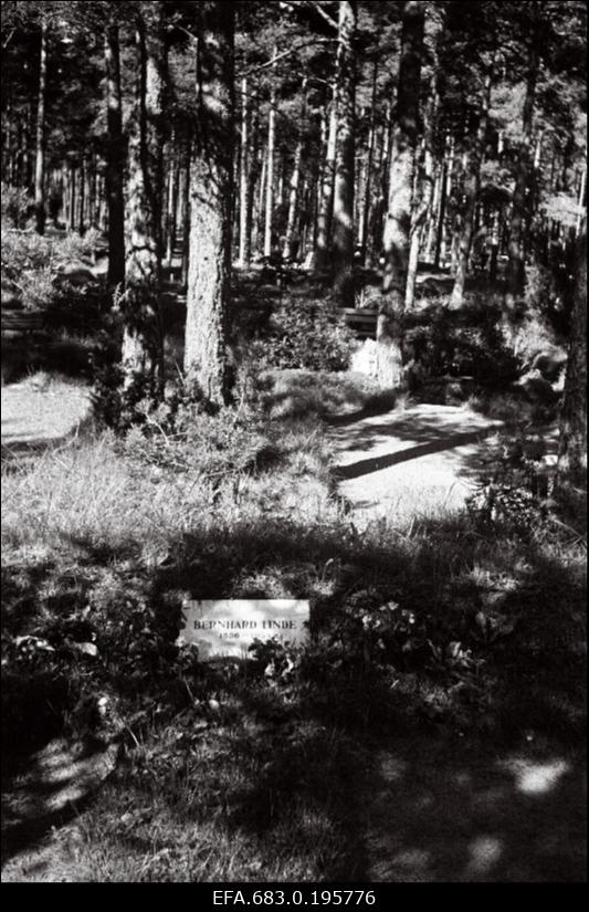 Kirjastustegelase publitsisti ja tõlkija Bernhard Linde hauakivi Metsakalmistul.