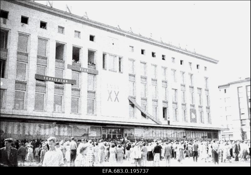 Inimesed Tallinna Kaubamaja ees XV üldlaulupeo rongkäigu ajal.