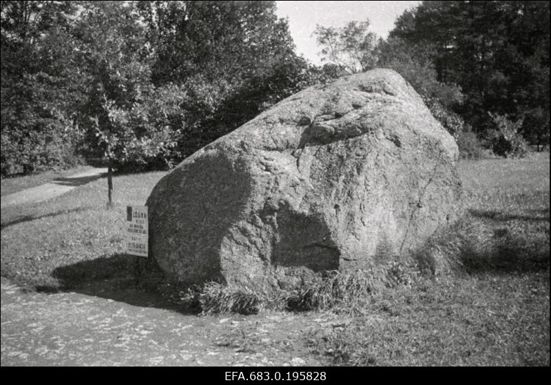 Lõunakivi Kadriorus.