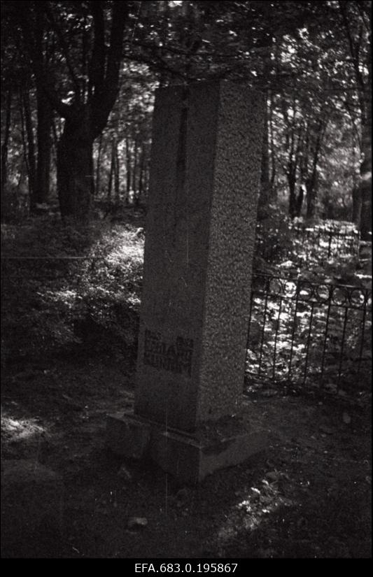 Näitleja Eduard Kurnimi hauamonument vanal Kalamaja kalmistul.