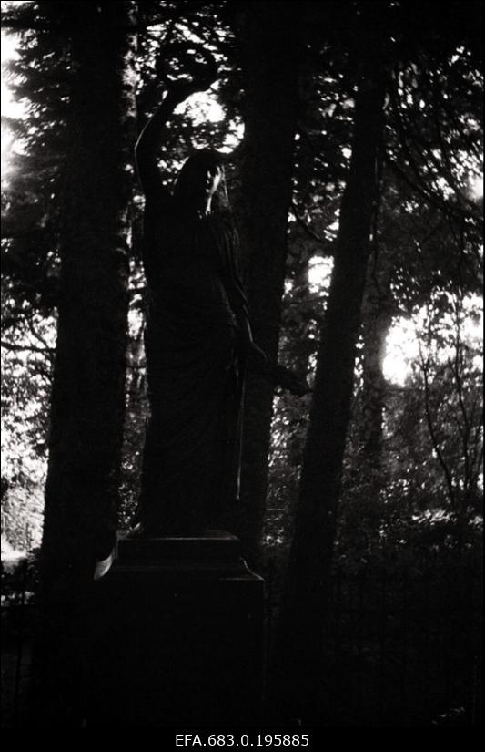 Kujur August Weizenbergi hauaskulptuur Kanepis Mäe kalmistul.