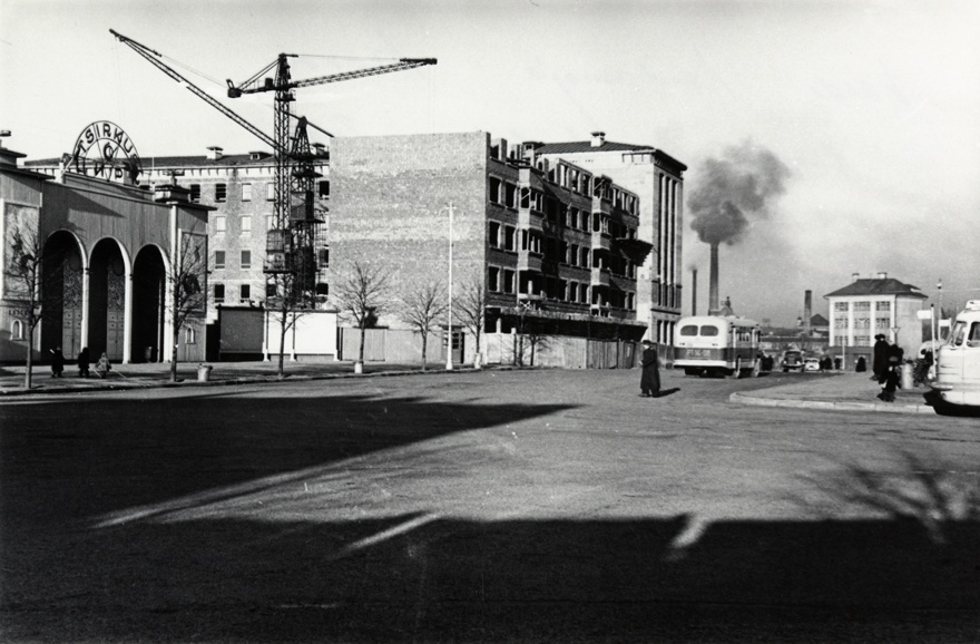 Kaubamaja tänav. Vaade Rävala pst-lt 1950. aastate lõpus. Vasakul servas tsirkus