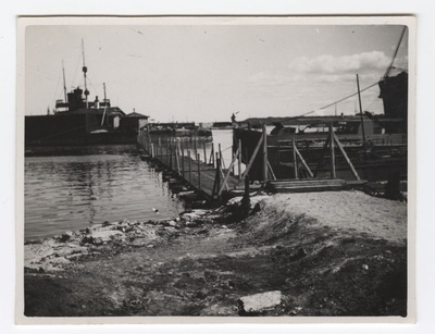 Läänemuuli ja Põhjakantsi vaheline ajutine ujuvsild  similar photo