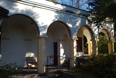 Akseli Gallen-Kallela in a monk´s robe, wife Mary, son Jorma and Mary´s mother Aina Slöör at Tarvaspää´s colonnade, 1928. rephoto