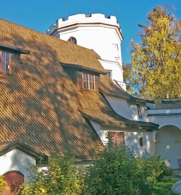 Axle Gallen-Kallelas atelier Tarvaspää with its tower; entrance at right. rephoto