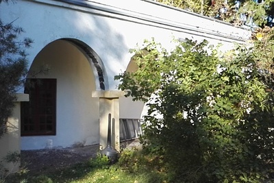 Akseli Gallen-Kallela in a monk´s robe, wife Mary, son Jorma and Mary´s mother Aina Slöör at Tarvaspää´s colonnade, 1928. rephoto
