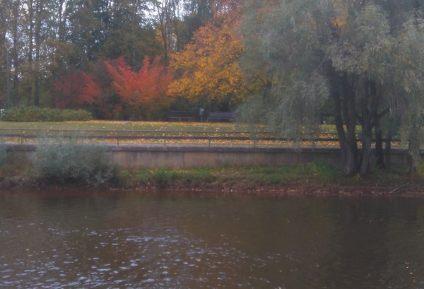 Ülevedu Emajõel Uueturu ja Holmi t joonel. 
Esiplaanil paremkallas. Taga Holmi t algus ja kalaturu müügiputkad vasakkaldal. Tartu, 1910. aastad. rephoto