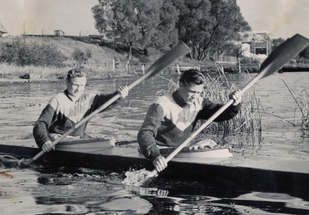 Foto. Pärnu sõudesportlased, Heino Kurvet ja Harri Juurikas treeningul Pärnu jõel.