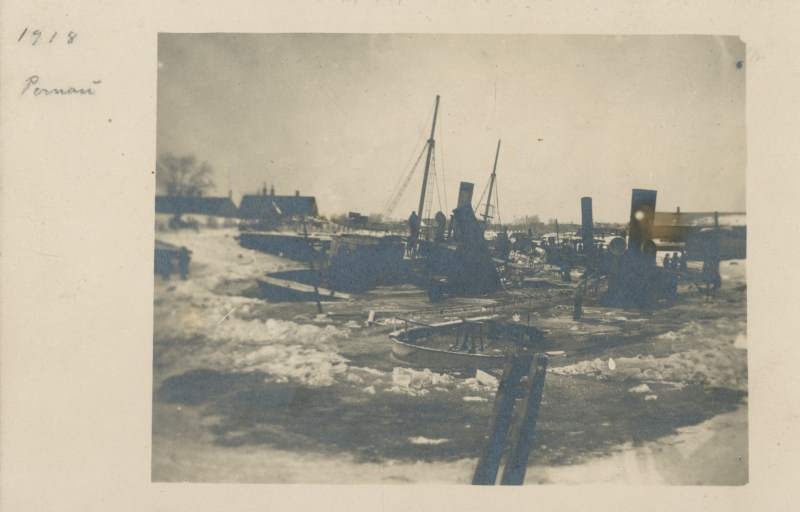 Foto. Pärnu sadamasse uputatud laevad. Pärnu, 1918