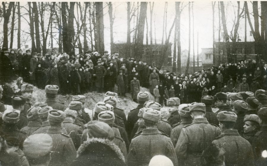 Foto, 1941.a tapetud inimeste ümbermatmine Vana parki ühishauda 25.11.1945.a.