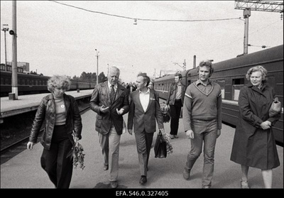 Schwerini linnast külalised Eestis, Balti jaamas vastuvõtt, erinevates ettevõtetes (Tarbeklaas, Estoplast, mingi mööbliettevõte), kohtumised (Raadiomajas ja veel kuskil).  similar photo