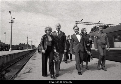 Schwerini linnast külalised Eestis, Balti jaamas vastuvõtt, erinevates ettevõtetes (Tarbeklaas, Estoplast, mingi mööbliettevõte), kohtumised (Raadiomajas ja veel kuskil).  similar photo