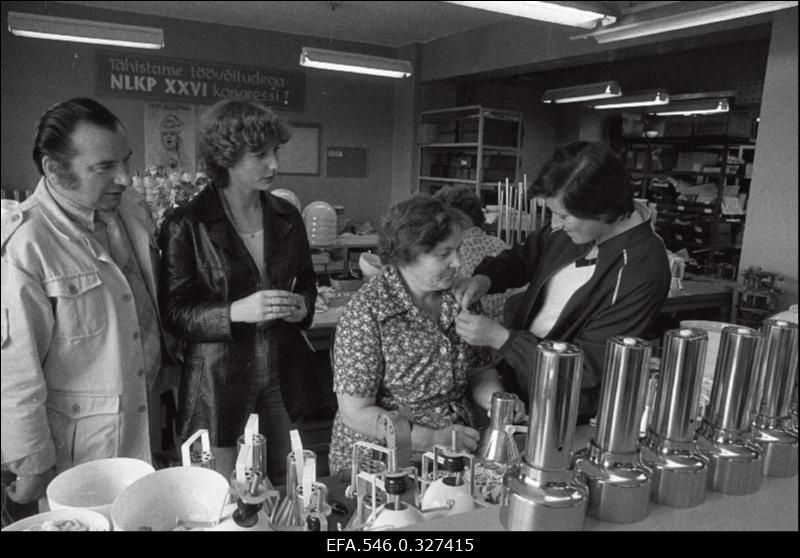 Schwerini linnast külalised Eestis, Balti jaamas vastuvõtt, erinevates ettevõtetes (Tarbeklaas, Estoplast, mingi mööbliettevõte), kohtumised (Raadiomajas ja veel kuskil).