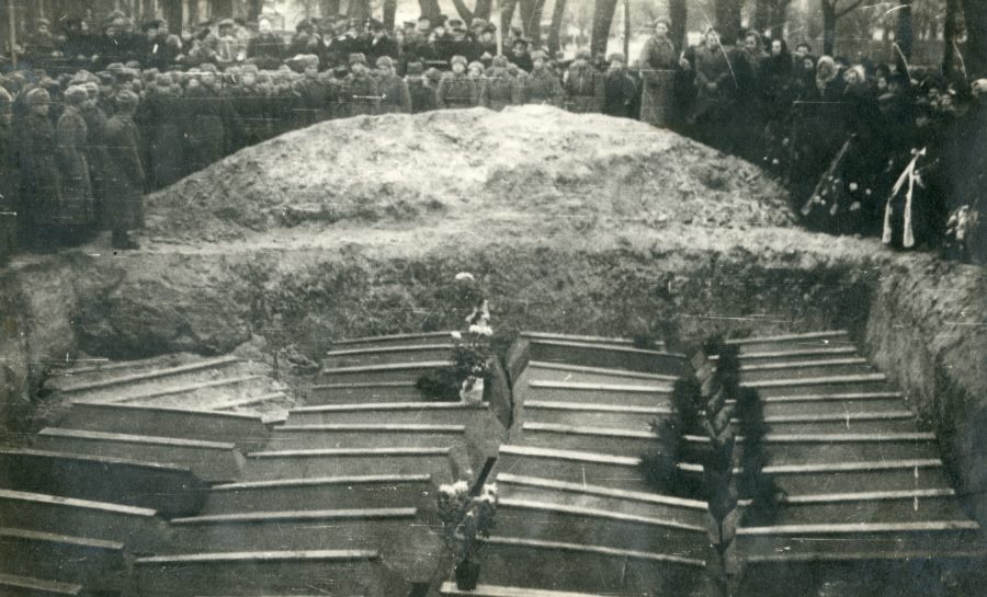 Foto, 1941.a tapetud inimeste ümbermatmine Vana parki ühishauda 25.11.1945.a.