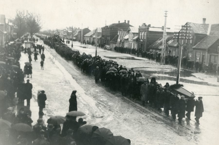 Foto, 1905., 1917., 1924.. a. mõrvatud revolutsionääride ümbermatmine Pärnusse Vana parki 1. dets. 1940. a.