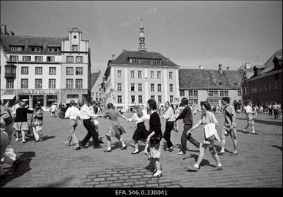 Koolilõpp Vanalinnas.  similar photo