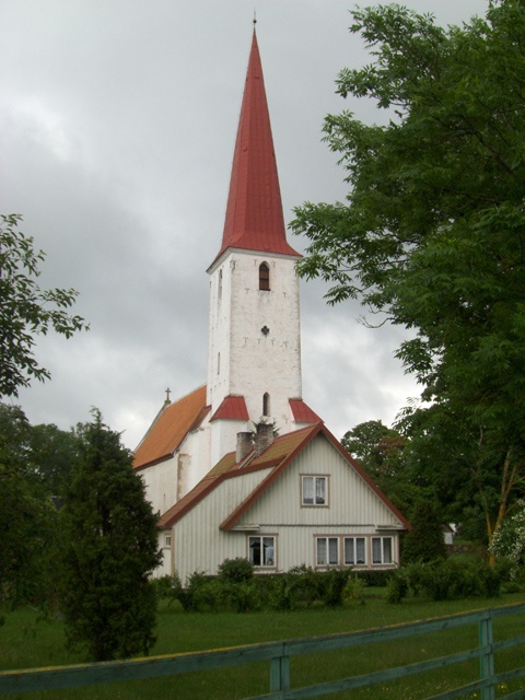 Kihelkonna kirik ja kirikuõpetaja maja