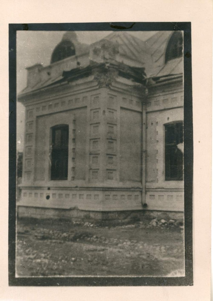 Fotokoopia. I  Maailmasõja ajal pommitamisel kannatada saanud hoone Pärnus.
